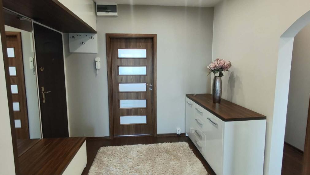 SPEKTRUM REALITY- Na PREDAJ  kompletne prerobený 3-izbový byt, 71 m2, Banská Štiavnica