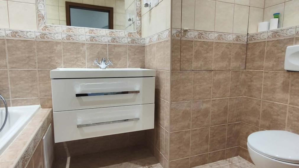 SPEKTRUM REALITY- Na PREDAJ  kompletne prerobený 3-izbový byt, 71 m2, Banská Štiavnica