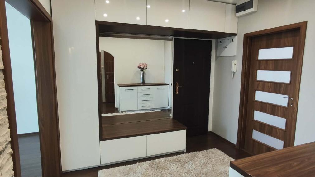 SPEKTRUM REALITY- Na PREDAJ  kompletne prerobený 3-izbový byt, 71 m2, Banská Štiavnica