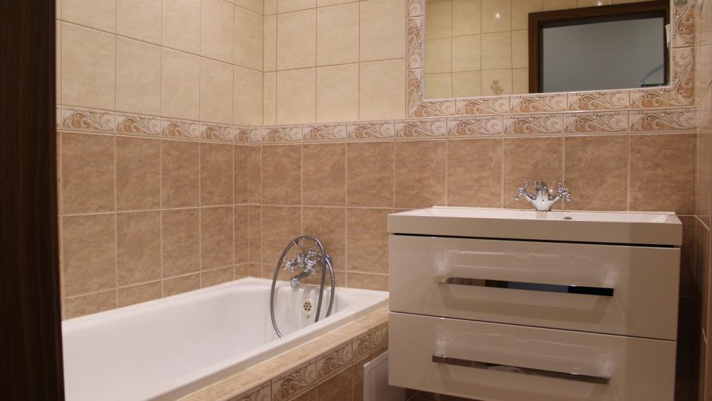 SPEKTRUM REALITY- Na PREDAJ  kompletne prerobený 3-izbový byt, 71 m2, Banská Štiavnica