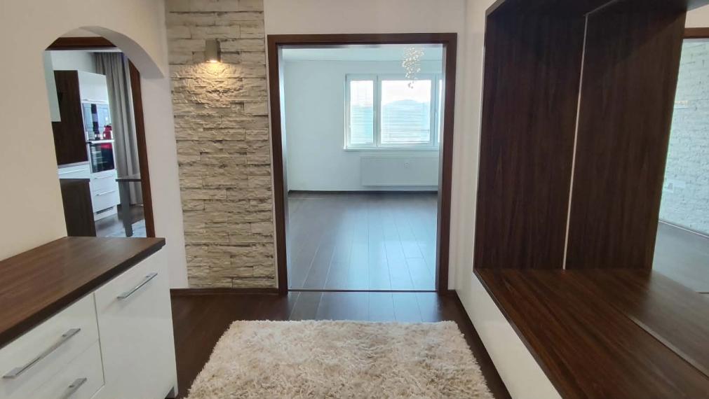 SPEKTRUM REALITY- Na PREDAJ  kompletne prerobený 3-izbový byt, 71 m2, Banská Štiavnica