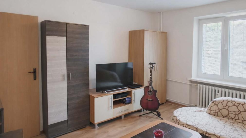 SPEKTRUM REALITY- Na PRENÁJOM  zariadený 1- izbový byt, 29 m2, Handlová, 29.Augusta