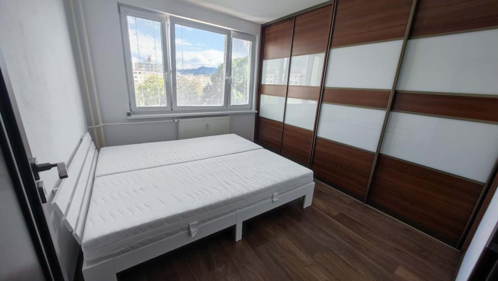 SPEKTRUM REALITY- Na PREDAJ kompletne prerobený 3.5-izbový byt, 82 m2, Prievidza