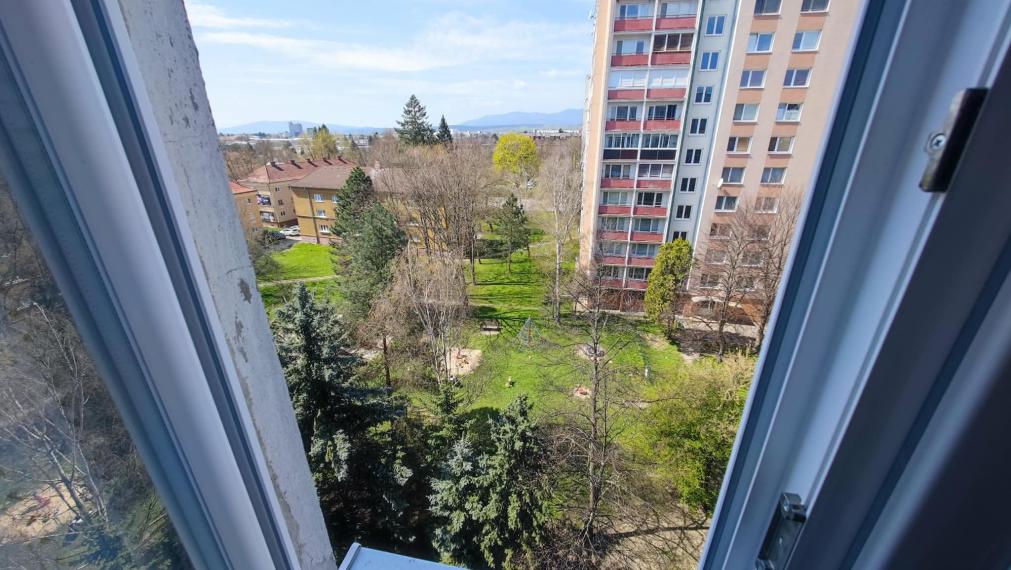 SPEKTRUM REALITY- Na PREDAJ kompletne prerobený 3.5-izbový byt, 82 m2, Prievidza