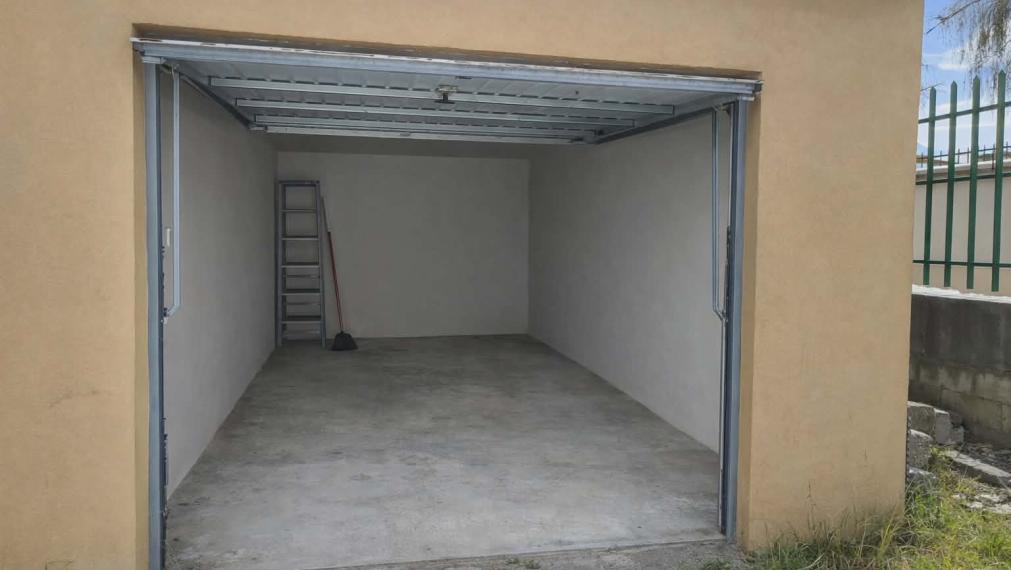 EXKLUZÍVNE-SPEKTRUM REALITY- Na Predaj moderná murovaná Garáž 24 m2, Handlová, okres Prievidza