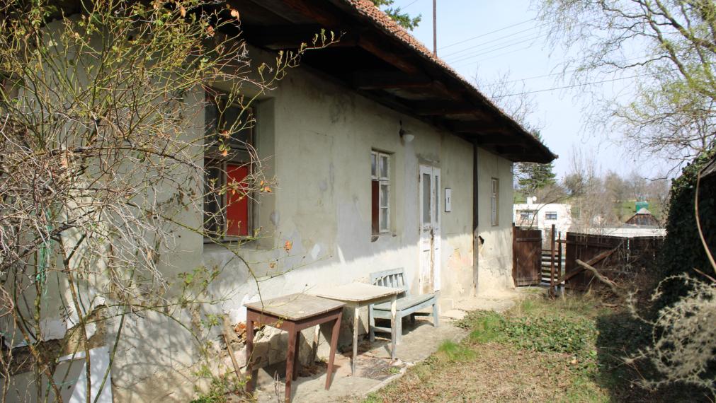 SPEKTRUM REALITY - Na Predaj  starší rodinný dom/ chalupa s pozemkom  506 m2 , Poruba, okres Prievidza