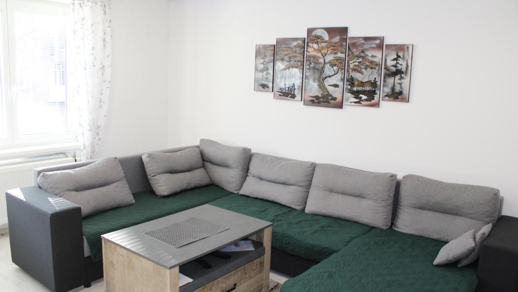 SPEKTRUM REALITY- Na PRENÁJOM komplet rekonštruovaný, zariadený 2- izbový byt Handlová, ul. Poštová