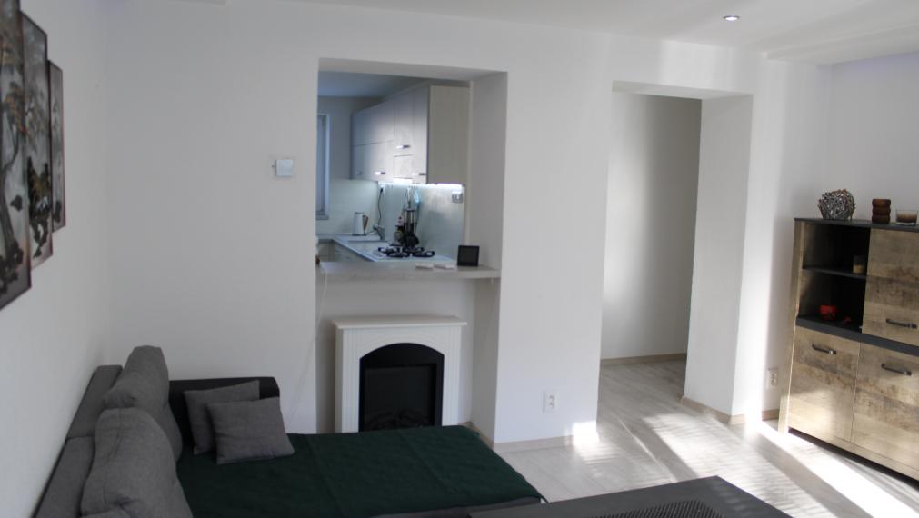 SPEKTRUM REALITY- Na PRENÁJOM komplet rekonštruovaný, zariadený 2- izbový byt Handlová, ul. Poštová