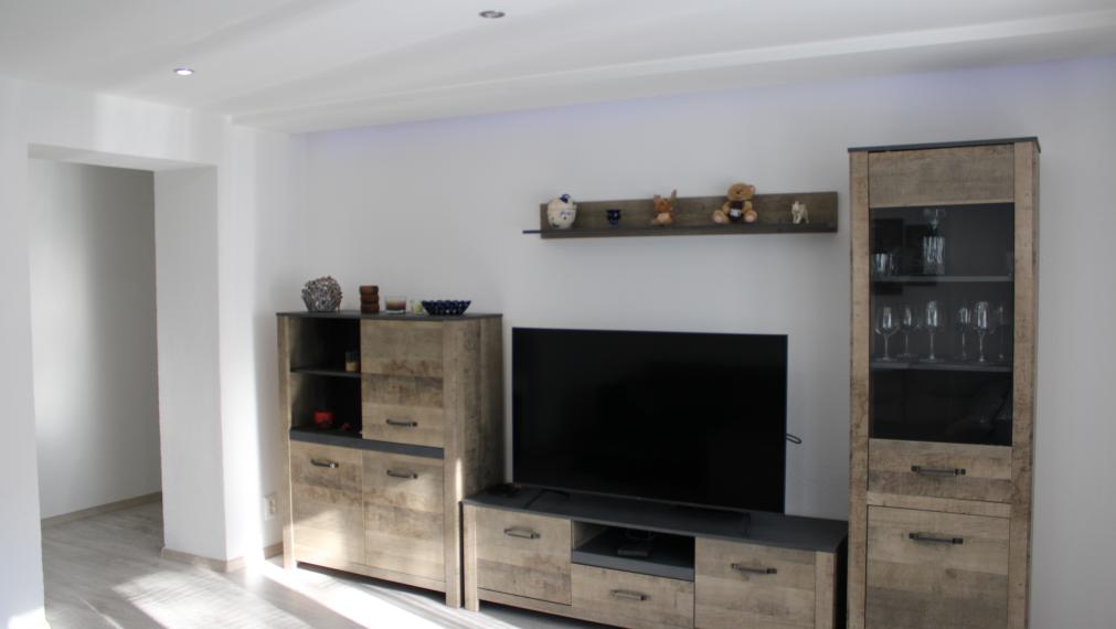 SPEKTRUM REALITY- Na PRENÁJOM komplet rekonštruovaný, zariadený 2- izbový byt Handlová, ul. Poštová