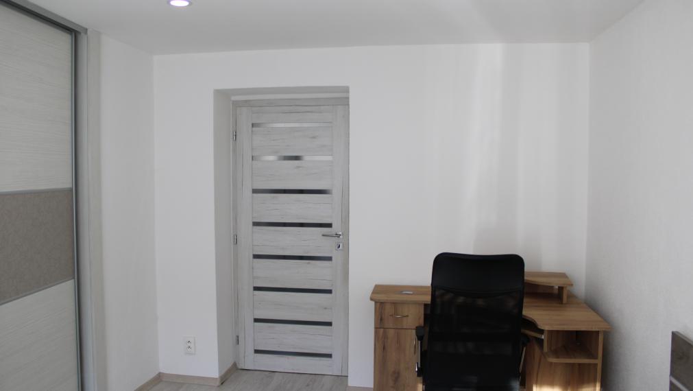 SPEKTRUM REALITY- Na PRENÁJOM komplet rekonštruovaný, zariadený 2- izbový byt Handlová, ul. Poštová