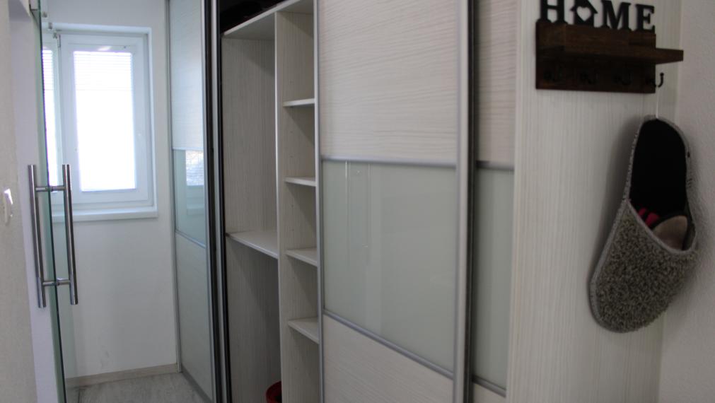 SPEKTRUM REALITY- Na PRENÁJOM komplet rekonštruovaný, zariadený 2- izbový byt Handlová, ul. Poštová