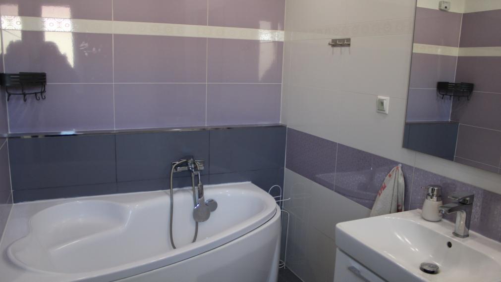 SPEKTRUM REALITY- Na PRENÁJOM komplet rekonštruovaný, zariadený 2- izbový byt Handlová, ul. Poštová