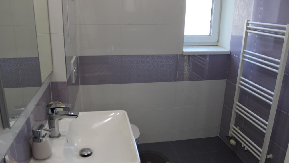 SPEKTRUM REALITY- Na PRENÁJOM komplet rekonštruovaný, zariadený 2- izbový byt Handlová, ul. Poštová