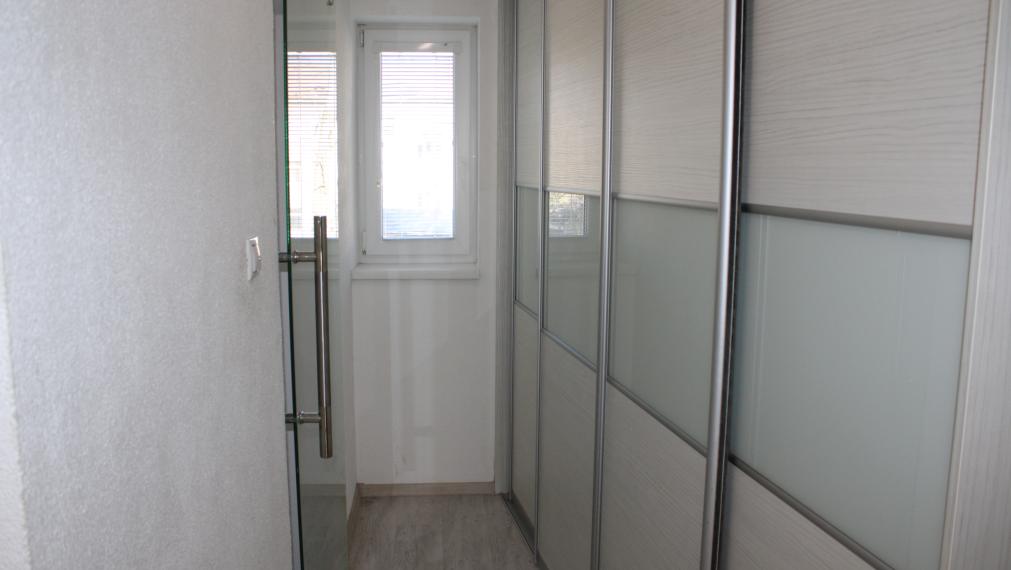 SPEKTRUM REALITY- Na PRENÁJOM komplet rekonštruovaný, zariadený 2- izbový byt Handlová, ul. Poštová