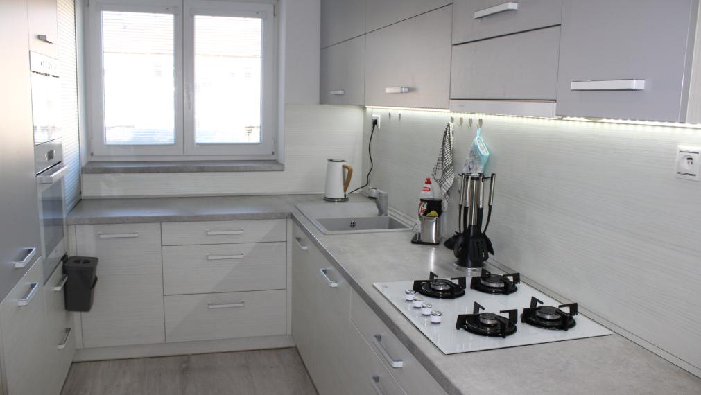 SPEKTRUM REALITY- Na PRENÁJOM komplet rekonštruovaný, zariadený 2- izbový byt Handlová, ul. Poštová