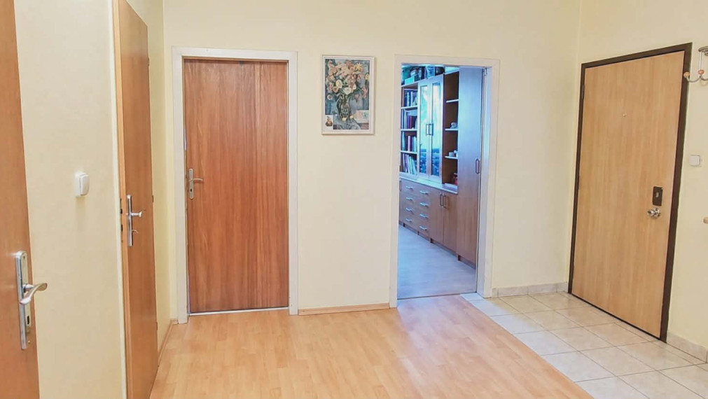 SPEKTRUM REALITY- Na PREDAJ  3-izbový byt, 64 m2 s loggiou, Prievidza, sídlisko Zapotôčky