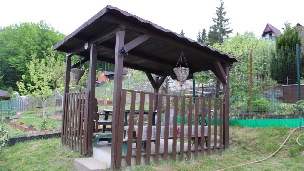 EXKLUZÍVNE- SPEKTRUM REALITY- Na Predaj záhradná chatka s pozemkom 398 m2,, záhradkárska osada Mier " Handlová