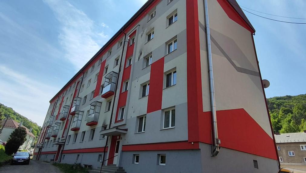 EXKLUZÍVNE-SPEKTRUM REALITY- Na Predaj 3-izbový  byt, 63 m2 s balkónom, Vyhne, okres Žiar nad Hronom