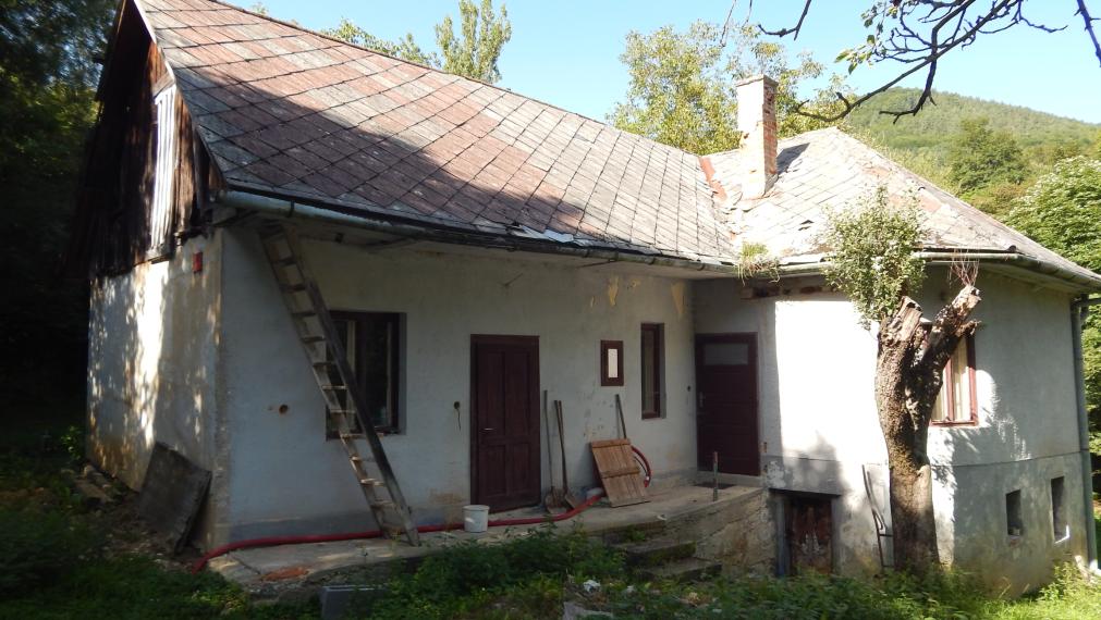 SPEKTRUM REALITY- Na predaj 3-izbový rodinný dom / chalupa s pozemkom 1840 m2, Valaská Bela, okres Prievidza