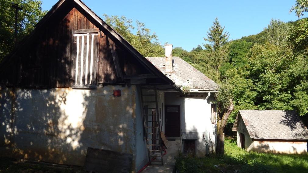 SPEKTRUM REALITY- Na predaj 3-izbový rodinný dom / chalupa s pozemkom 1840 m2, Valaská Bela, okres Prievidza