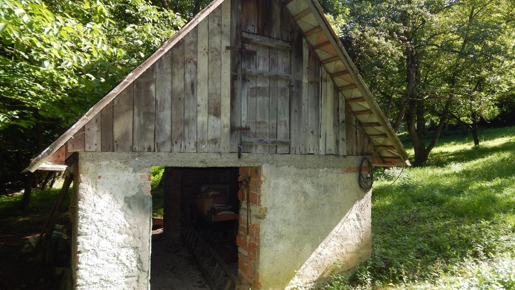 SPEKTRUM REALITY- Na predaj 3-izbový rodinný dom / chalupa s pozemkom 1840 m2, Valaská Bela, okres Prievidza