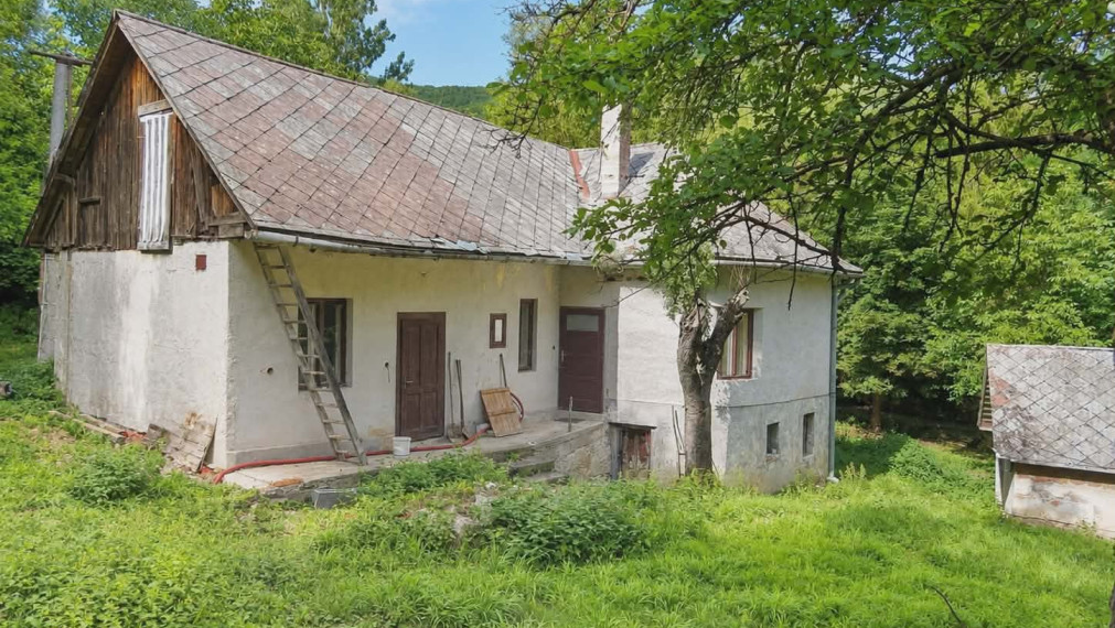 EXKLUZÍVNE-SPEKTRUM REALITY- Na predaj 3-izbový rodinný dom / chalupa s pozemkom 1840 m2, Valaská Bela, okres Prievidza