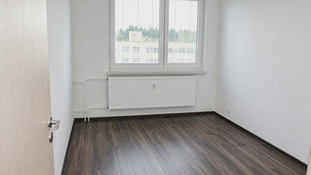 SPEKTRUM REALITY Vám ponúka na PRENÁJOM kompletne zrekonštruovaný 3-izbový byt s loggiou,  Handlová