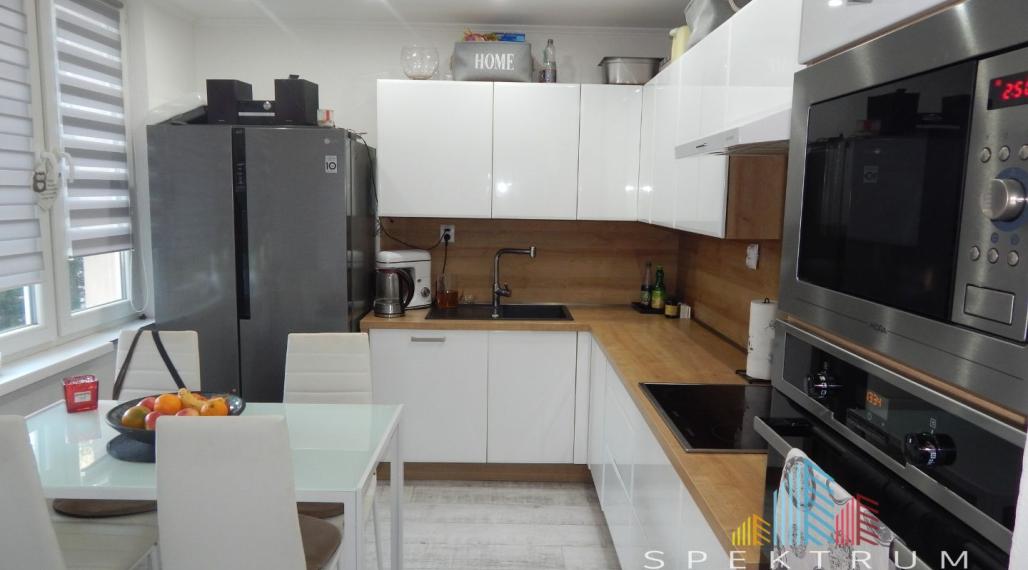 SPEKTRUM REALITY- Na Predaj 3-izbový veľkometrážny byt, 80 m2, dva balkóny, Handlová, okres Prievidza