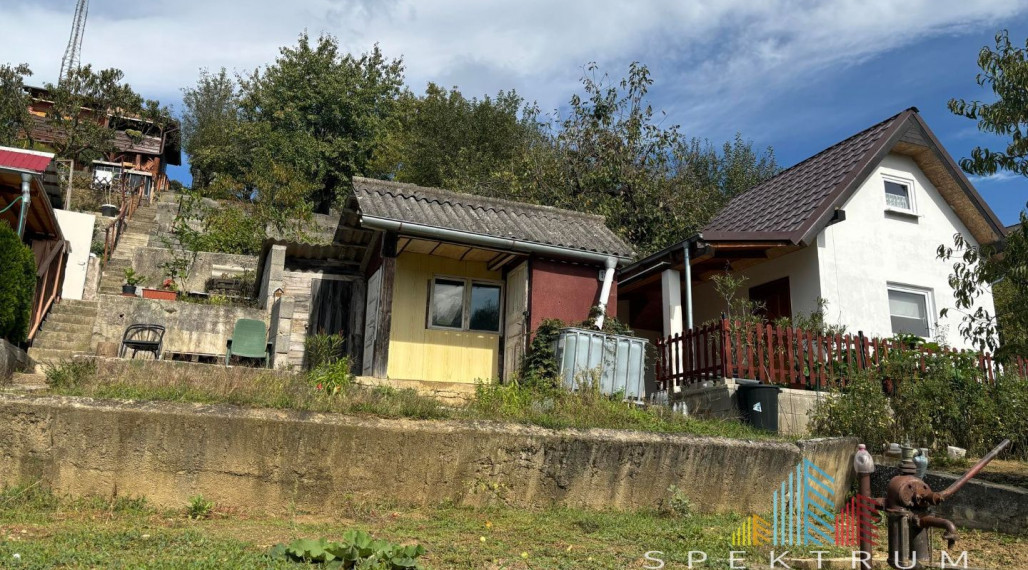 Exkluzívne na predaj záhradná chatka v Bánovciach n/B , v časti Vinohrady, poz. 428m2