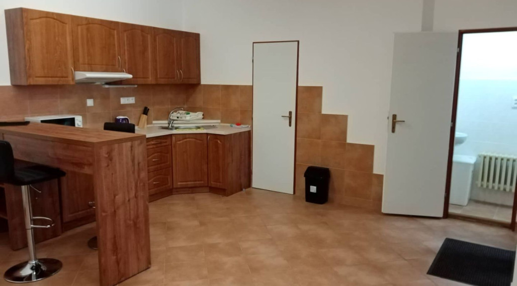 Na prenájom 2 izbový atypický byt v centre mesta BN