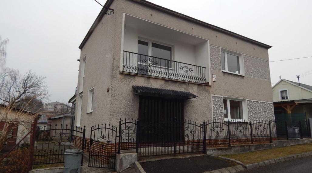 SPEKTRUM REALITY- NA PREDAJ 5-IZBOVÝ DVOJPODLAŽNÝ RODINNÝ DOM S TERASOU A GARÁŽOU, HANDLOVÁ