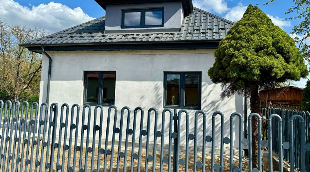 PREDAJ -Exkluzívna ponuka  3i RD - kompletná rekonštrukcia, terasa, pozemok 450m2 - Bánovcen/B / Biskupice