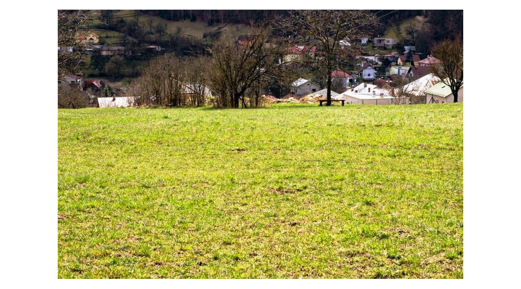 Na predaj stavebný pozemok - Pravotice 760m2