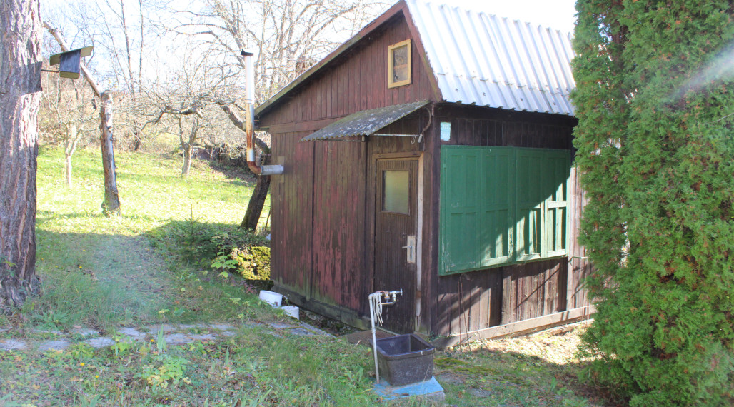 PREDANÉ-SPEKTRUM REALITY- Na Predaj  záhradná chatka s pozemkom 902 m2 ,, záhradkárska osada nad kúpaliskom" Handlová
