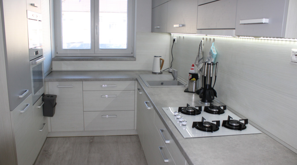 SPEKTRUM REALITY- Na PRENÁJOM komplet rekonštruovaný, zariadený 2- izbový byt Handlová, ul. Poštová