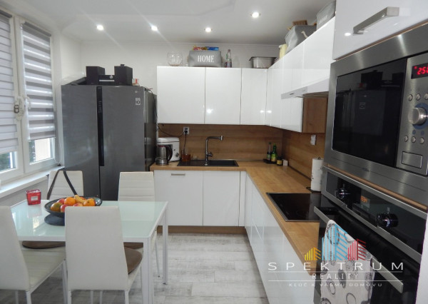 SPEKTRUM REALITY- Na Predaj 3-izbový veľkometrážny byt, 80 m2, dva balkóny, Handlová, okres Prievidza