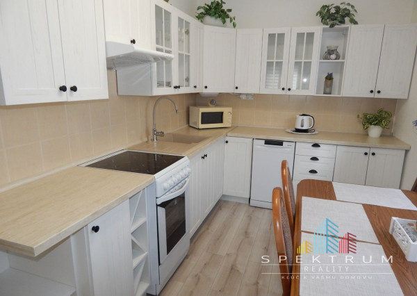 EXKLUZÍVNE-SPEKTRUM REALITY- Na Predaj komplet rekonštruovaný, zariadený  2- izbový byt, 62.8 m2, Handlová, 29.Augusta