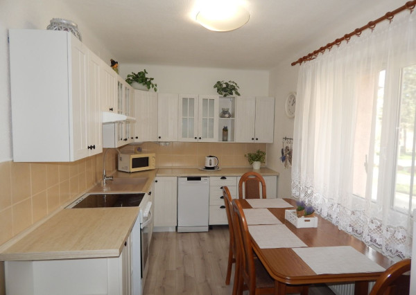 SPEKTRUM REALITY- Na PRENÁJOM komplet rekonštruovaný, zariadený 2- izbový byt, 62.8 m2, Handlová, 29.Augusta