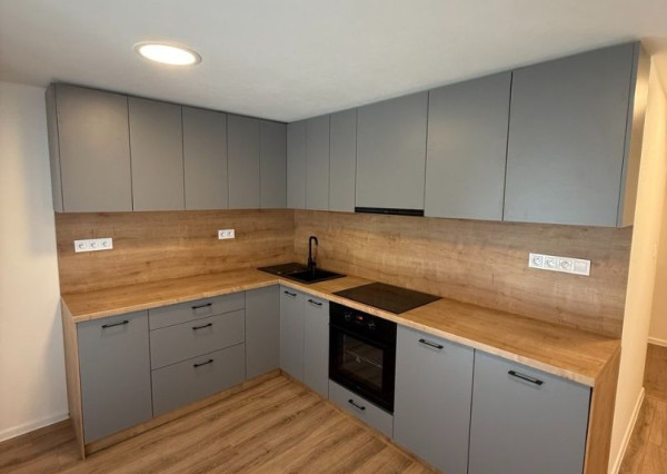 SPEKTRUM REALITY- Na PREDAJ 3 -izbový byt, 63.3 m2 s balkónom, Handlová, ul. Prievidzská