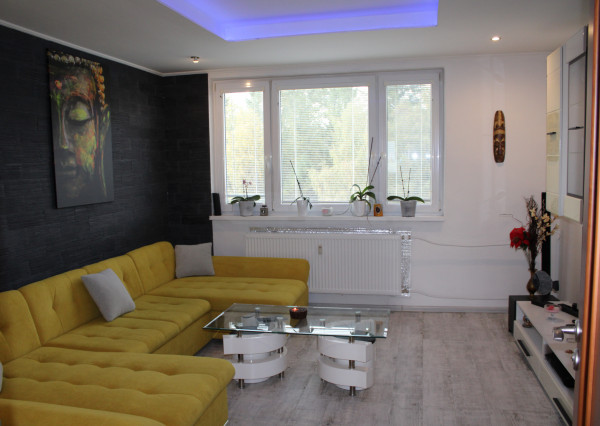 EXKLUZÍVNE-SPEKTRUM REALITY- Na Predaj kompletne rekonštruovaný 3-izbový  byt, 64 m2 s loggiou, Handlová