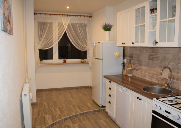 EXKLUZÍVNE-SPEKTRUM REALITY- Na Predaj kompletne rekonštruovaný 3-izbový byt, 64 m2 s loggiou, Handlová