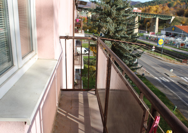 EXKLUZÍVNE-SPEKTRUM REALITY- Na Predaj 3-izbový byt, 62 m2 s balkónom, Handlová, ul. Prievidzská