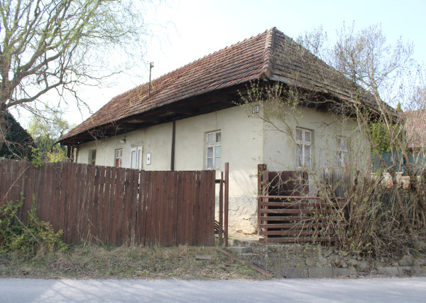 SPEKTRUM REALITY - Na Predaj  starší rodinný dom/ chalupa s pozemkom  506 m2 , Poruba, okres Prievidza