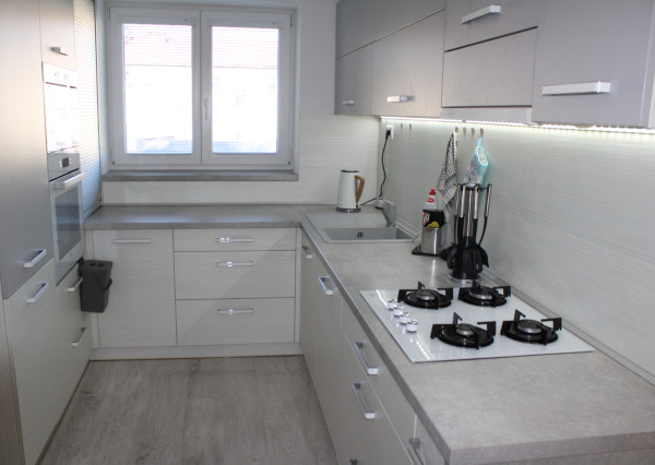 SPEKTRUM REALITY- Na PRENÁJOM komplet rekonštruovaný, zariadený 2- izbový byt Handlová, ul. Poštová