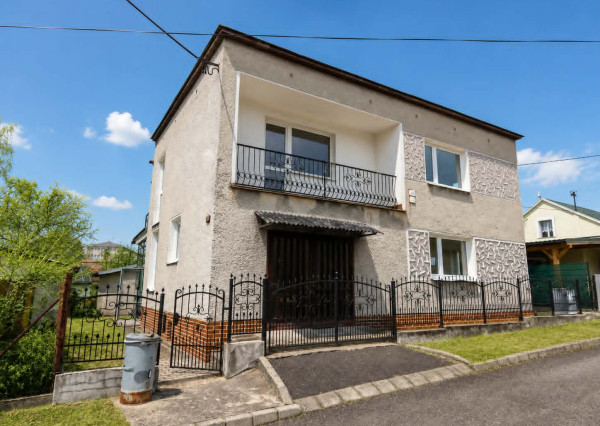 SPEKTRUM REALITY- NA PREDAJ 5-IZBOVÝ DVOJPODLAŽNÝ RODINNÝ DOM S TERASOU A GARÁŽOU, HANDLOVÁ